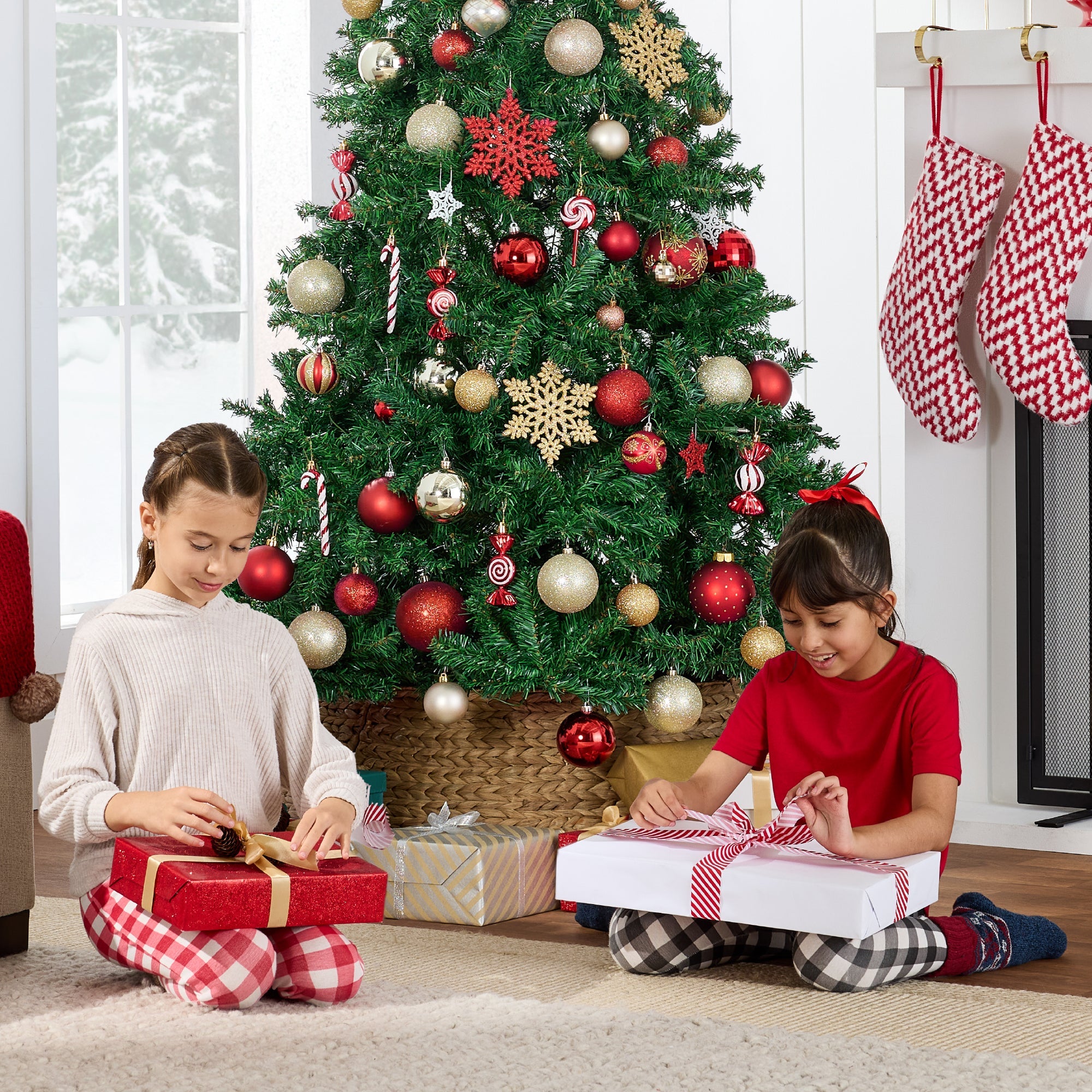 Artificial Green Christmas Tree Unlit Pine Design w/Easy Assembly